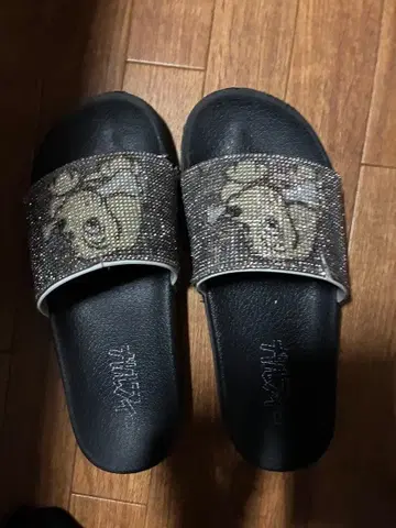 비즈 장식 블랙 슬라이드 샌들