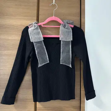 트란테안 어깨 리본 니트