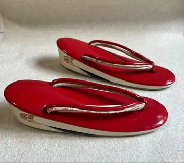 빨간색 통굽 조리 일본풍 디자인