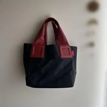 나일론과 합성 피혁의 토트백