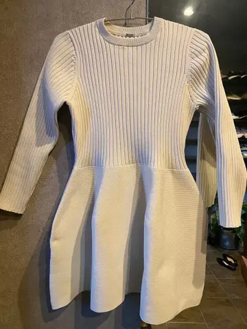 미라 오웬 구축 실루엣 페플럼 니트 화이트 S