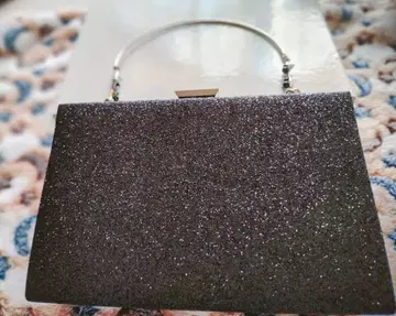 글리터 마감의 블랙 클러치백