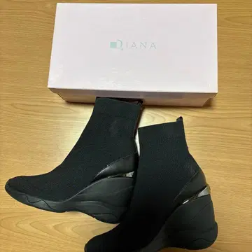 플러스 DIANA 블랙 하이컷 부츠