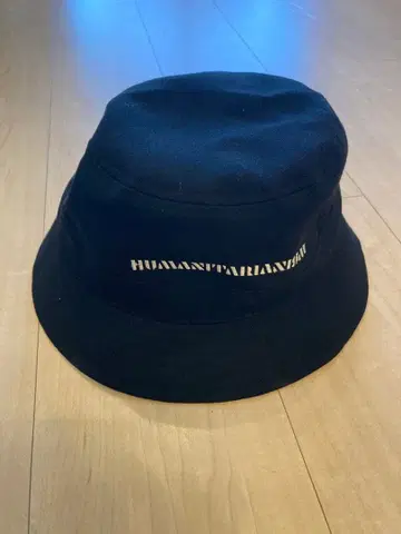 블랙 버킷햇 로고