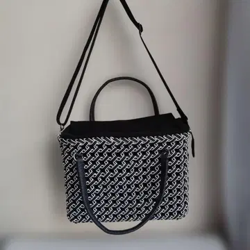 하프 라인 스퀘어 백 (블랙과 화이트의 짜임 무늬 토트백)