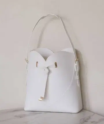 하트컷 백 화이트