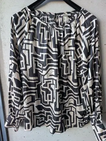 기하학 패턴 긴팔 블라우스