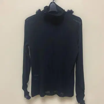 포테치노 꽃이 많은 블랙 블라우스