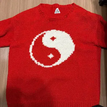 빨간색 음양 마크 니트 스웨터