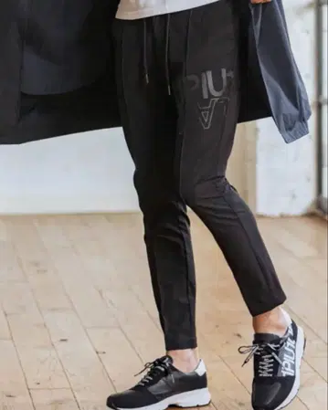 1PIU1UGUALE3 블랙 조거 팬츠