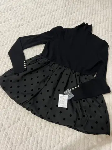 이소재 도트 무늬 도킹 펄 장식 풀오버 블랙