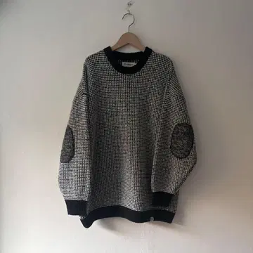 Evisen 니트 스웨터 블랙 화이트 엘보 배치 포함