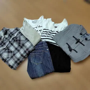 후드 부착 더플 코트와 플레어 청바지 세트