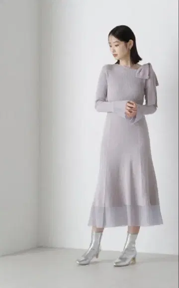 내추럴 뷰티 베이직 숄더 리본 니트 원피스