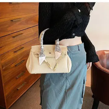 크림색 가죽 핸드백
