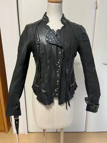 스터드 장식 블랙 가죽 라이더 자켓