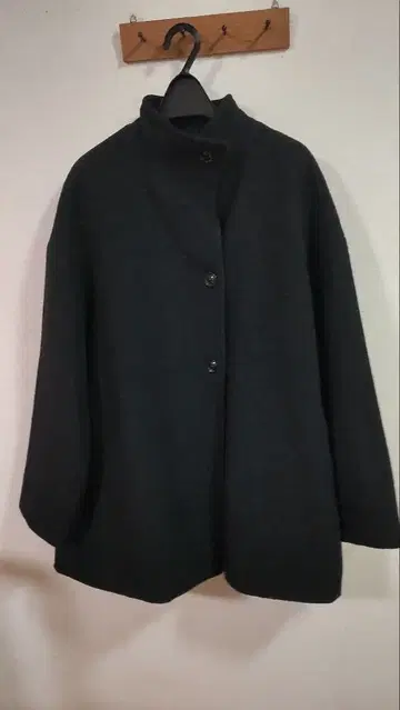 울 혼방 스탠드 카라 미들 코트 블랙