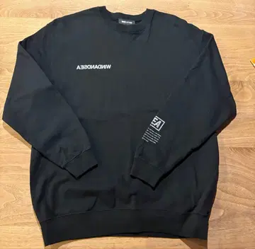 WIND AND SEE 윈드앤씨 블랙 맨투맨