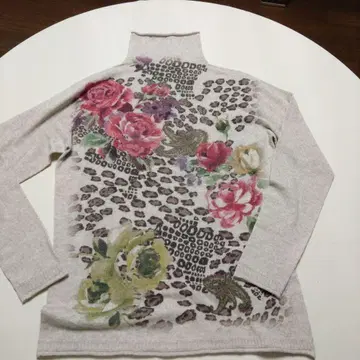 새상품 일본제 꽃 레오파드 무늬 터틀넥 스웨터 울 100%