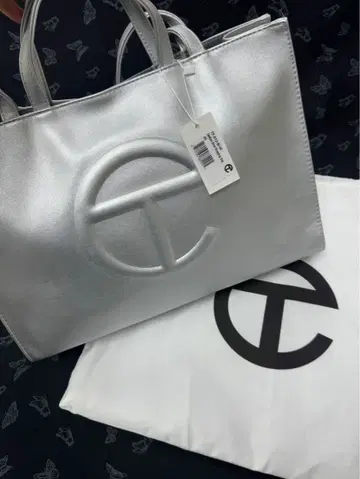 Telfar 실버 엠보싱 로고 숄더백