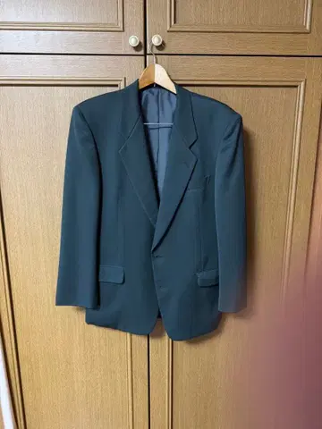 다크 그린 수트 셋업