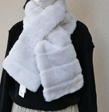 FURLA 훌라 로고 플레이트 부착 티펫 머플러