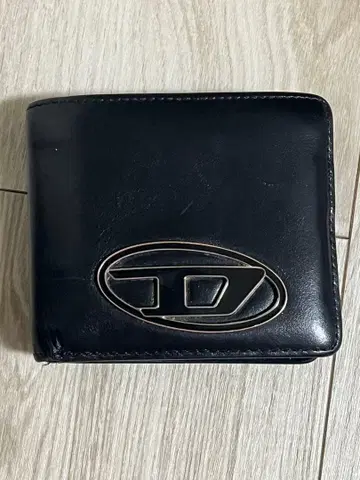 블랙 가죽 접이식 지갑 로고