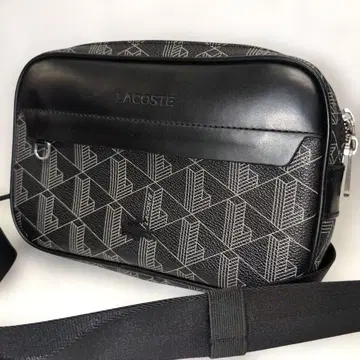 새상품급 라코스테 그레인 텍스처 바디백 숄더백 블랙