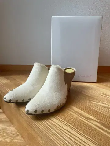 새상품급 MANA 송치 소가죽 뮬 24.5cm