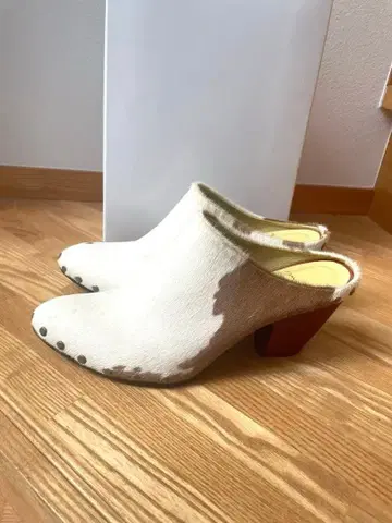 새상품급 MANA 송치 소가죽 뮬 24.5cm