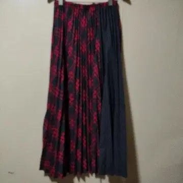 빨간색 검정색 체크 무늬 플리츠 스커트