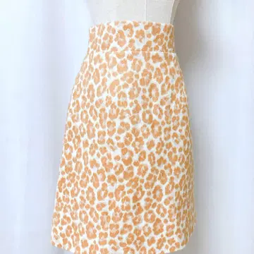 [ 질스튜어트 ] 레오파드 자카드 미니 스커트 사다리꼴 화이트 가을 겨울