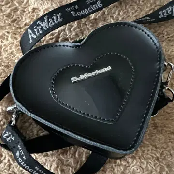 닥터마틴 하트 숄더백