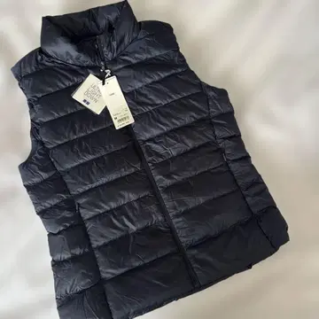 [택 포함 새상품] 유니클로 여성용 울트라 라이트 다운 베스트 네이비 M