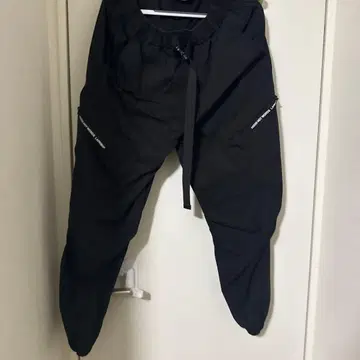 블랙 지퍼 포켓 팬츠