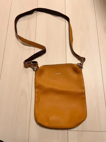 KAIKO 머스타드 가죽 숄더백