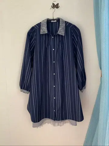 네이비와 화이트 스트라이프 원피스