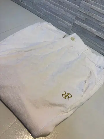 화이트 골프 팬츠 골드 로고