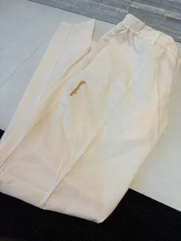 레저렉션 화이트 허리밴딩 팬츠 바스락