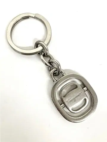 살바토레 페라가모 키링 실버 컬러