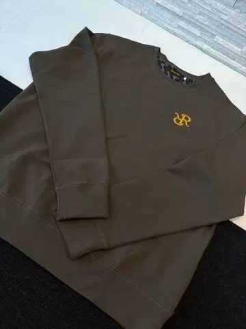 올리브 그린 크루넥 스웨터 레저렉션