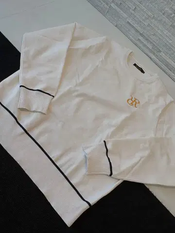 화이트 스웨터 골드 자수 로고