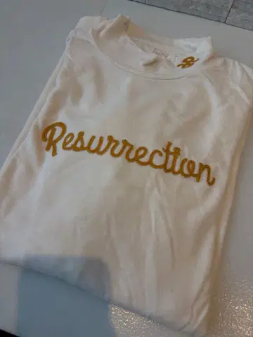 Resurrection 자수 화이트 긴팔 터틀넥