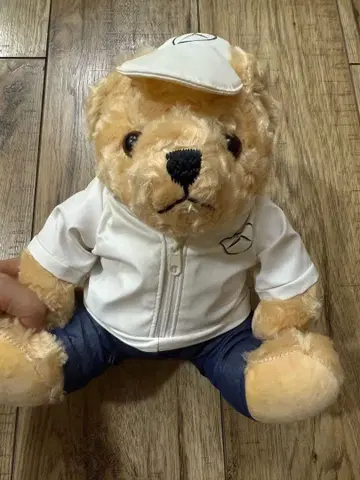 베이지 봉제 인형 (화이트 자켓, 파랑 바지)