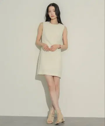 미사용 새상품 NEUNA  아이보리 슬리브리스 A라인 미니 원피스
