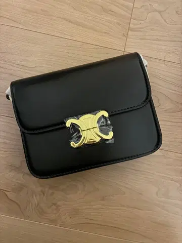 블랙 숄더백 골드 금장 장식