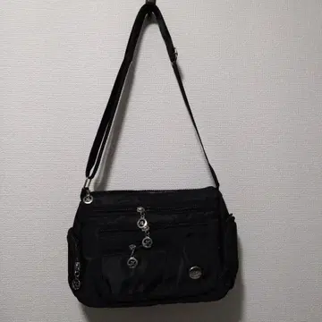 나일론 소재 블랙 숄더백