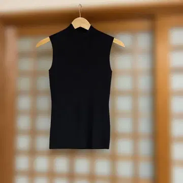 띠어리 슬리브리스 니트