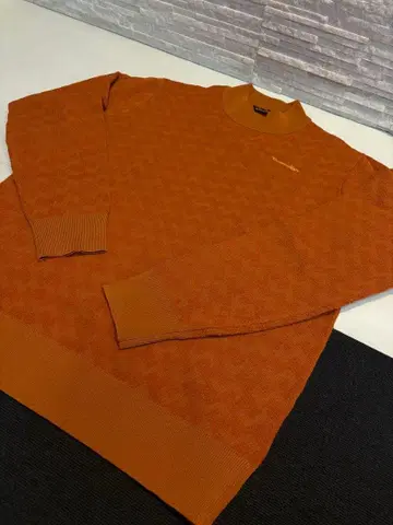 레저렉션 오렌지 입체 무늬 니트 스웨터