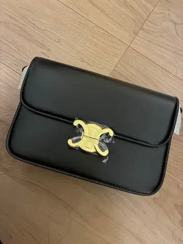 블랙 숄더백 금장 장식 포함